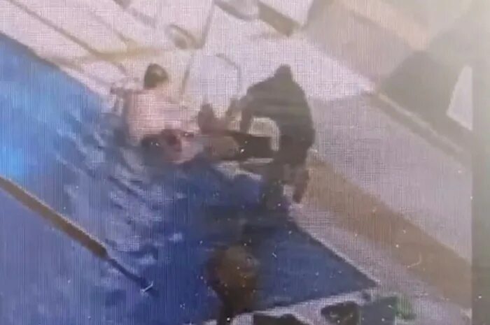 Спас ребенка из бассейна. Парень вытаскивает девушку из бассейна. Тренер вытаскивает человека из бассейна. Выпала из бассейна. Девушка спасла тонущего
