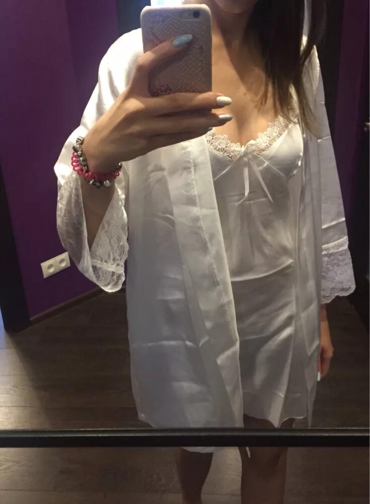 девушка в пеньюаре без лица. девушка в постели без лица. селфи в домашнем халате.