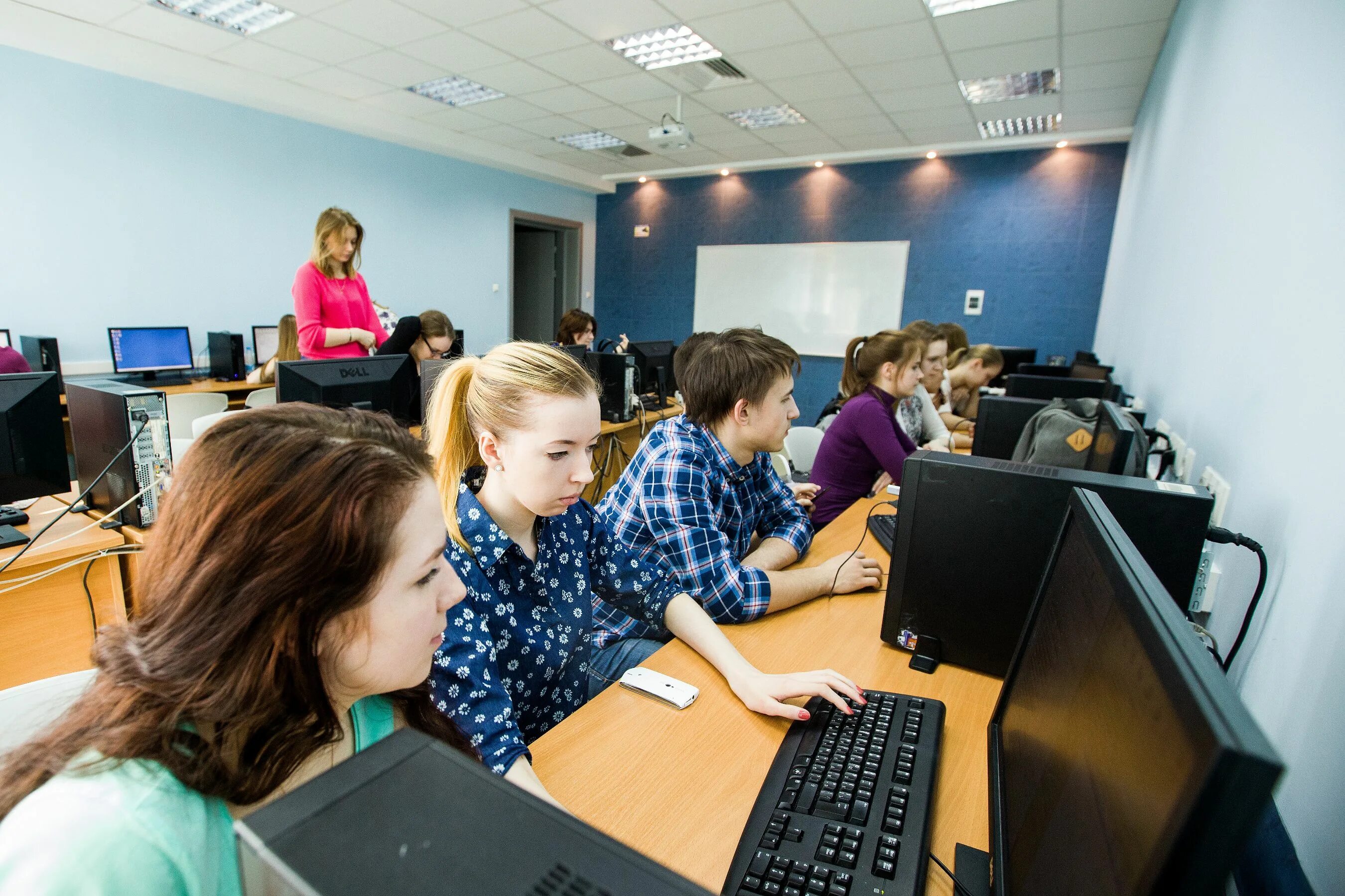 Новгород колледжи после 11. Компьютерные классы. Студенты в компьютерном классе. Студенческий компьютерный класс. Преподаватели НГУЭУ.