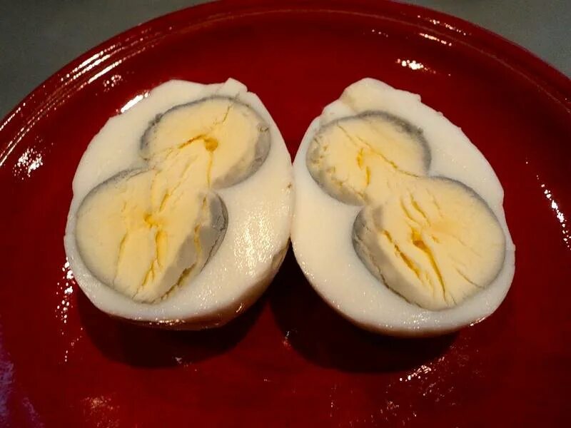 1 неделя 2 яйца. Двухжелтковые яйца. Двойной желток в яйце. Куриные яйца с двумя желтками. Переваренные яйца.