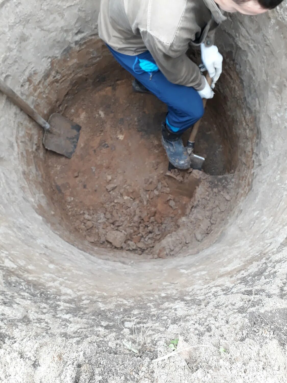 Копаем колодцы. Копка колец. Ручная копка колодцев. Копка колодцев с кольцами. Переливной дренажный колодец.
