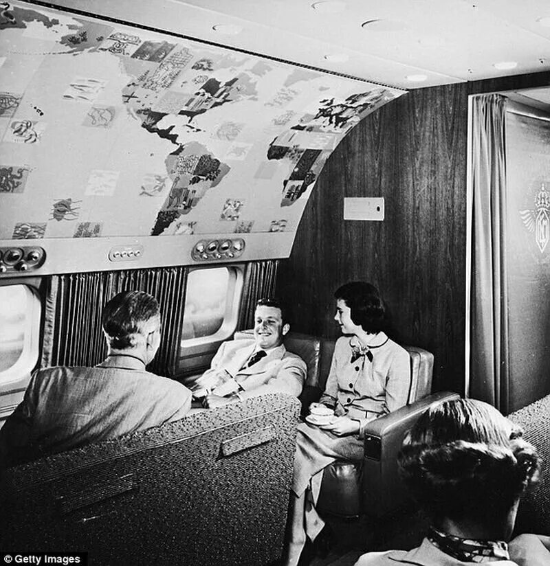 Как летали самолетами раньше. Генри Дрейфус салон самолета. Boeing 377 Stratocruiser салон. Боинг 377 Стратокруизер внутренний интерьер. Салоны первых пассажирских самолетов.