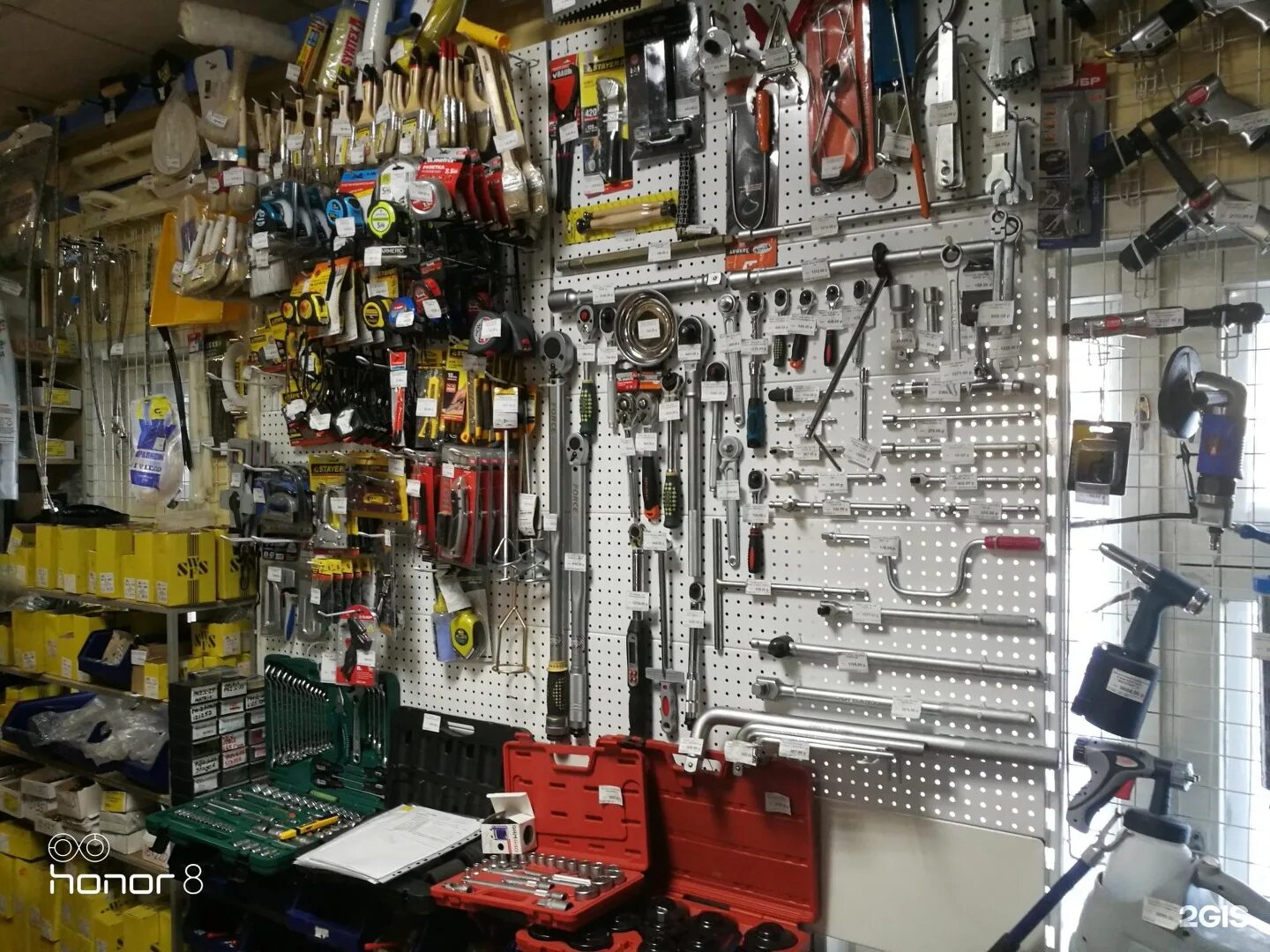 инструменты рядом со мной спб. инструменты рядом со мной спб. строительные инструменты на рынке. инструменты рядом со мной спб. витрина строительного магазина.