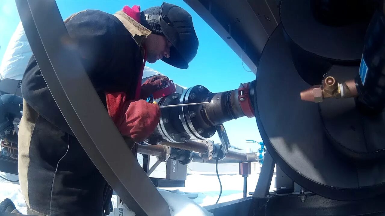 Сварка муфт транснефти. Сварка труб видео. Сварка на морозе. Сварка трубы электродом диаметром 4 мм. Заводская врезка металлической трубы шов.