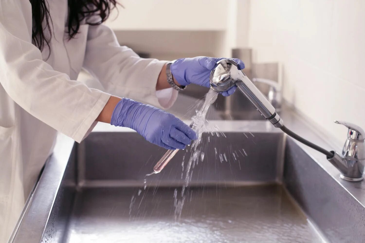 Температура воды для мытья остекления не должна. Мытье лабораторной посуды. Мытье пробирок в лаборатории. Мытье посуды в лаборатории. Мытье и дезинфекция посуды.