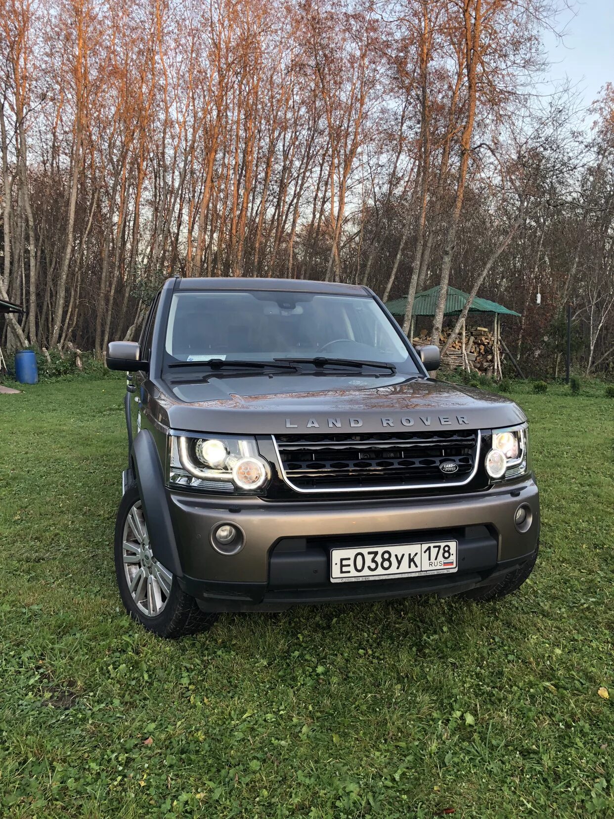 Фары ленд ровер дискавери. Land Rover Discovery 4 антихром. Решетки фар Discovery 4 на Discovery 3. Черная решетка радиатора Discovery 4. Дискавери 4 черная решетка радиатора.