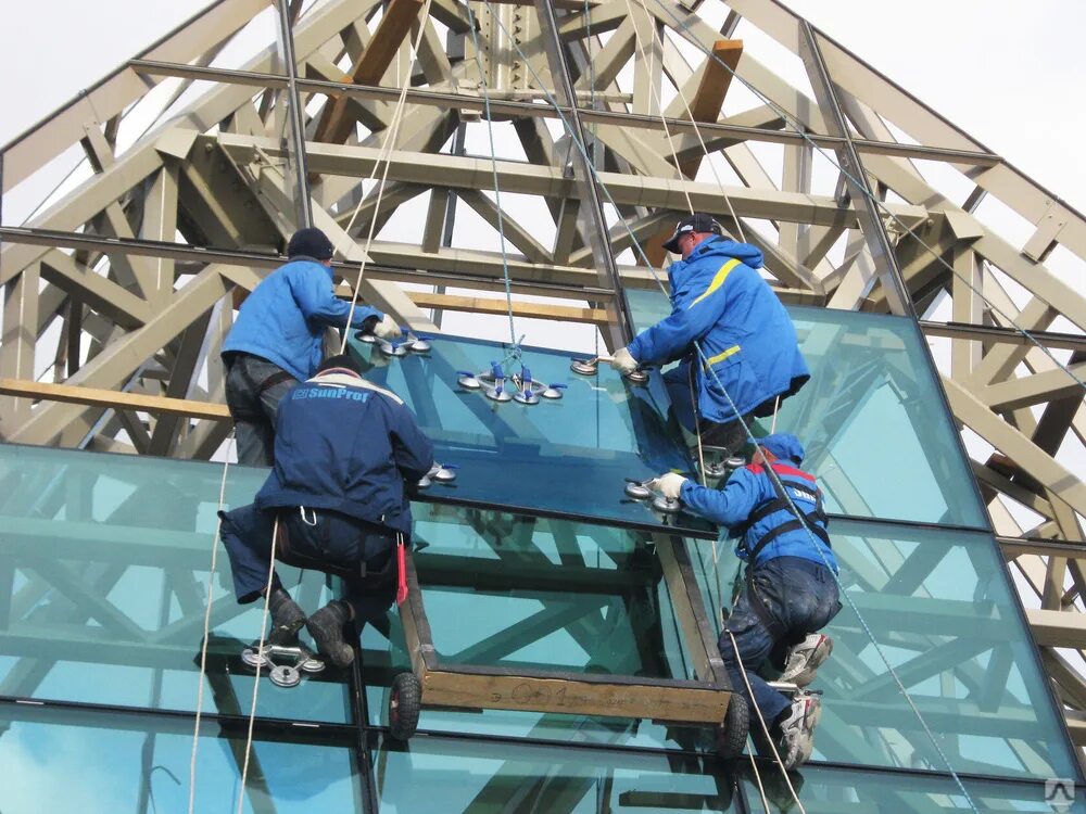 Монтаж металлических конструкций. Монтажник. Рабочий в каске. Профессия строитель. Монтаж металлоконструкций.