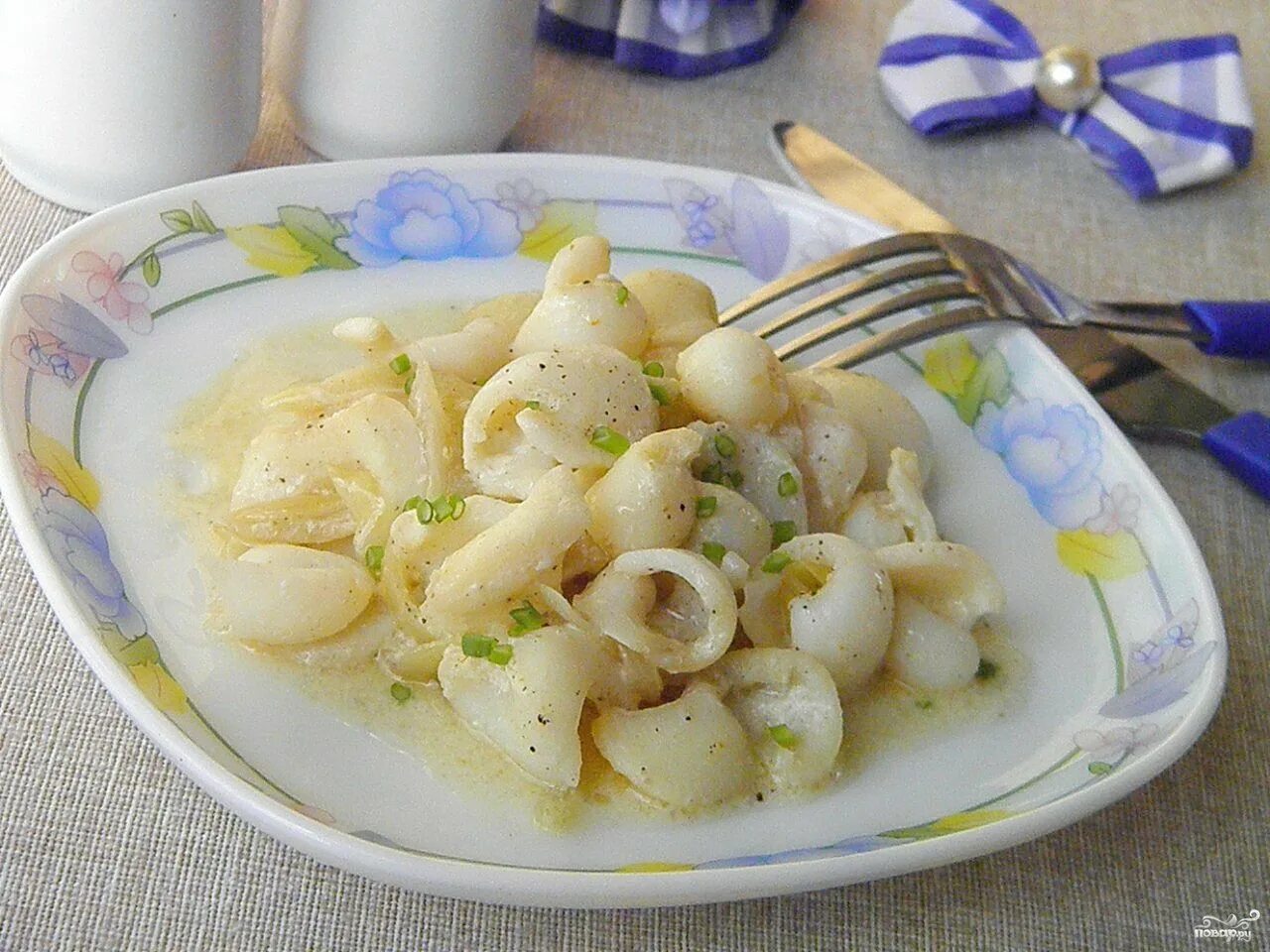 Приготовление кальмаров с луком. Кальмары в сметане. Тушеные кальмары. Кальмары тушеные в сметане. Кальмары тушеные в сметане с луком.