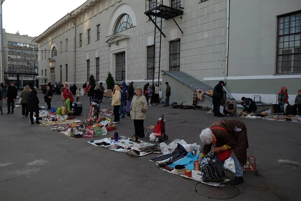 Блошиный рынок в Москве в 90. Рынок 90 Москва. 90 Е Москва нищета. Разруха в Москве в 90е. Нищета москва