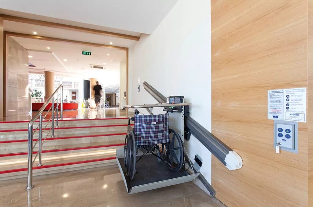 Holiday inn воронеж. Комната для инвалида колясочника. Ковролин в гостиничном номере. Гостиницы для инвалидов колясочников. Номер для инвалидов в гостинице.