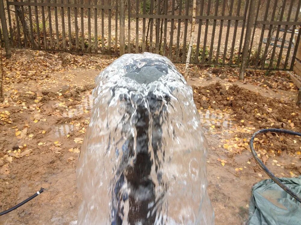 Поливание из шланга. Вода из скважины. Обрызгать водой. Всплеск воды. Вода из родника.
