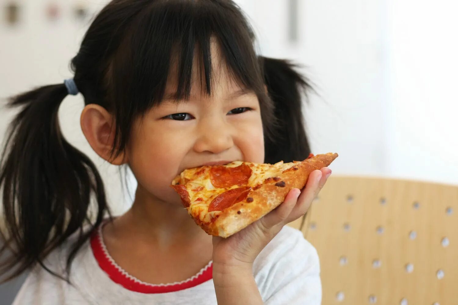 Japanese kids eat a good. Пицца для детей. Дети азиаты едят пиццу. Клубника для детей. Японцы дети.
