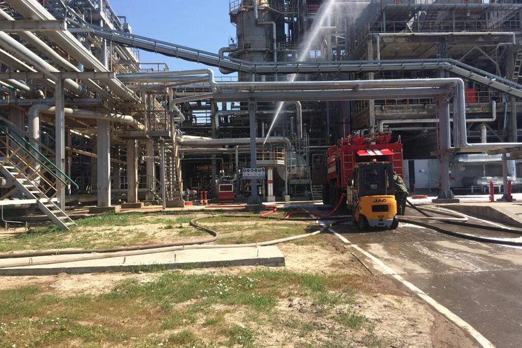 бпла новошахтинский нпз. нефтеперерабатывающий завод в саудовской аравии. нефтезавод дроны. новошахтинский нпз беспилотник. атака на нпз в ростовской области.