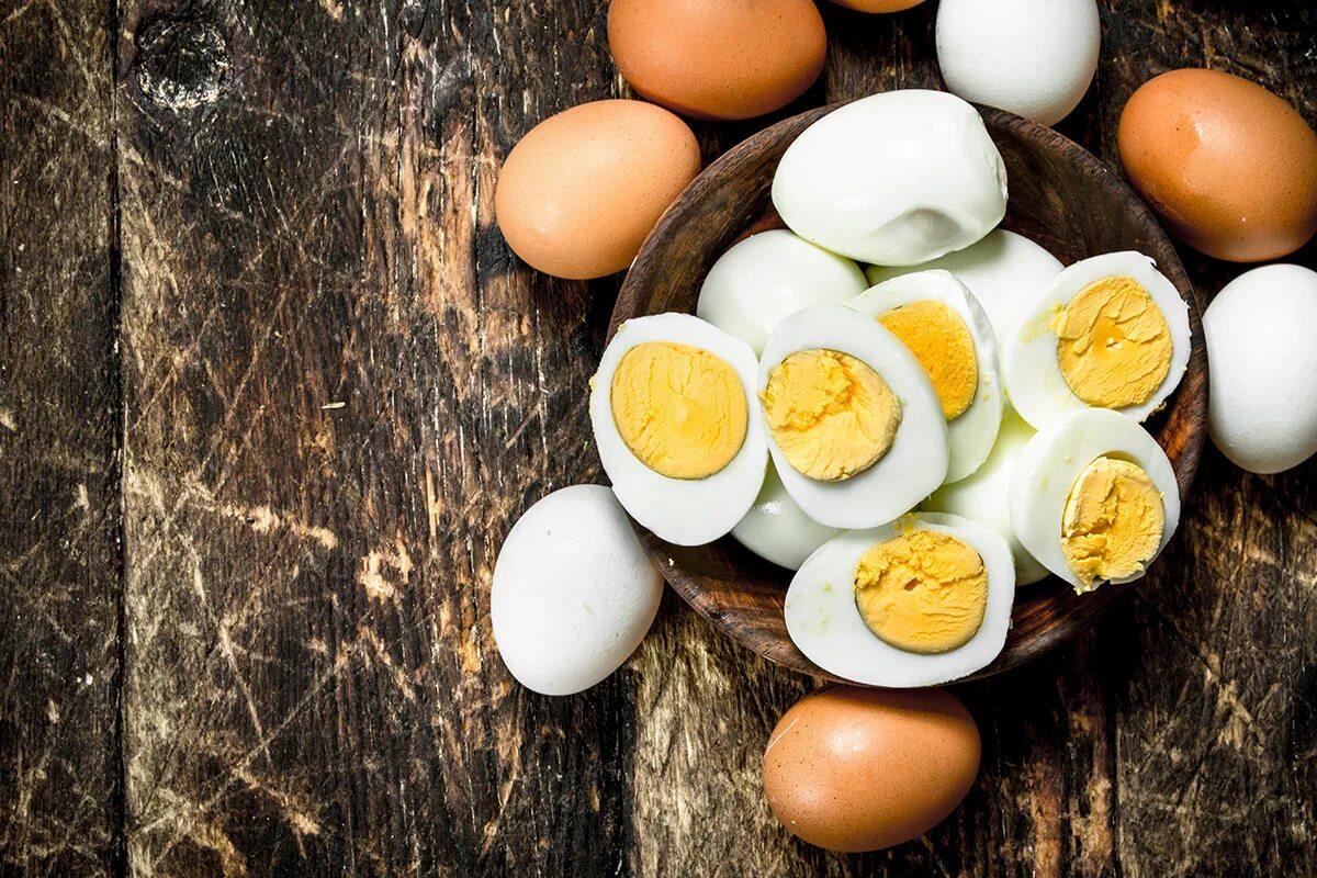Сколько холестерина в яйце. Отварные яйца. Холестерин в вареных яйцах. Имитация вареного яйца. Реклама яиц.