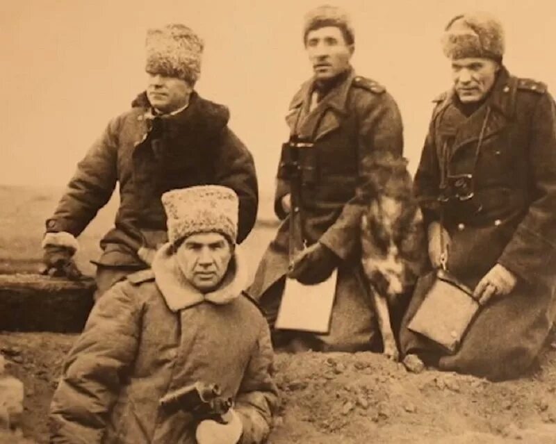 Чуйков против паулюса. Чуйков василий иванович. чуйков 62 армия. чуйков василий иванович в сталинграде. генерал чуйков 1942.