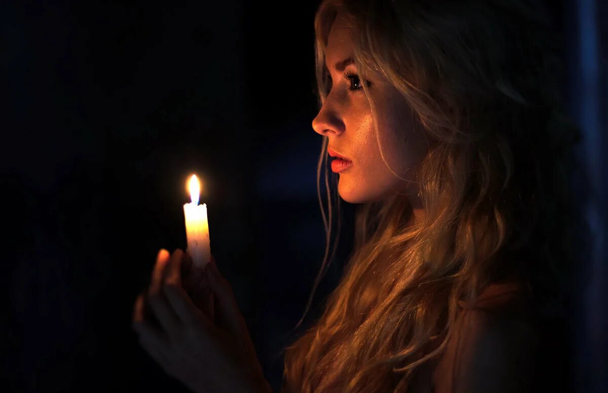 правильное очищение квартиры свечами. негативная энергия в доме. как проходить свечкой по дому. обряды черной магии. как правильно почистить квартиру свечой.