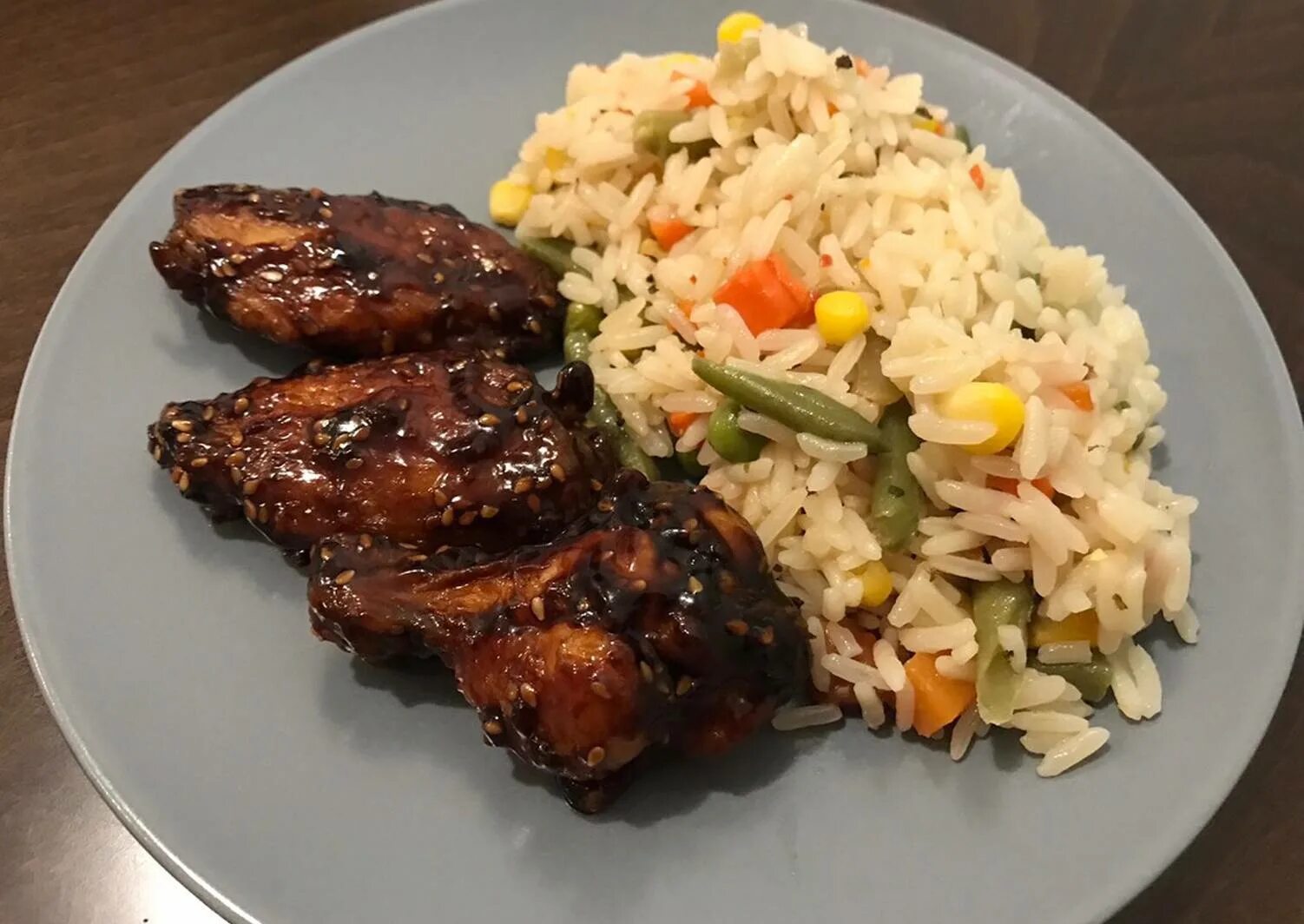 Куриные крылышки с овощами. Крылышки с рисом. куриные крылышки с рисом. крылышки с овощами. рис с овощами и куриными крылышками.