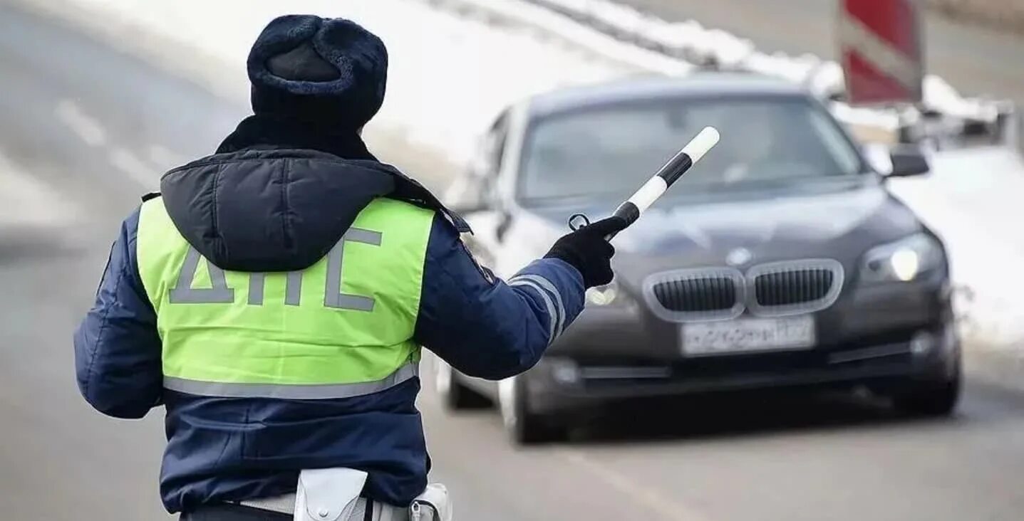 Повторный штраф гибдд. Инспектор ГИБДД. Сотрудник ГИБДД. ГАИ остановили. Инспектор ГИБДД на дороге.