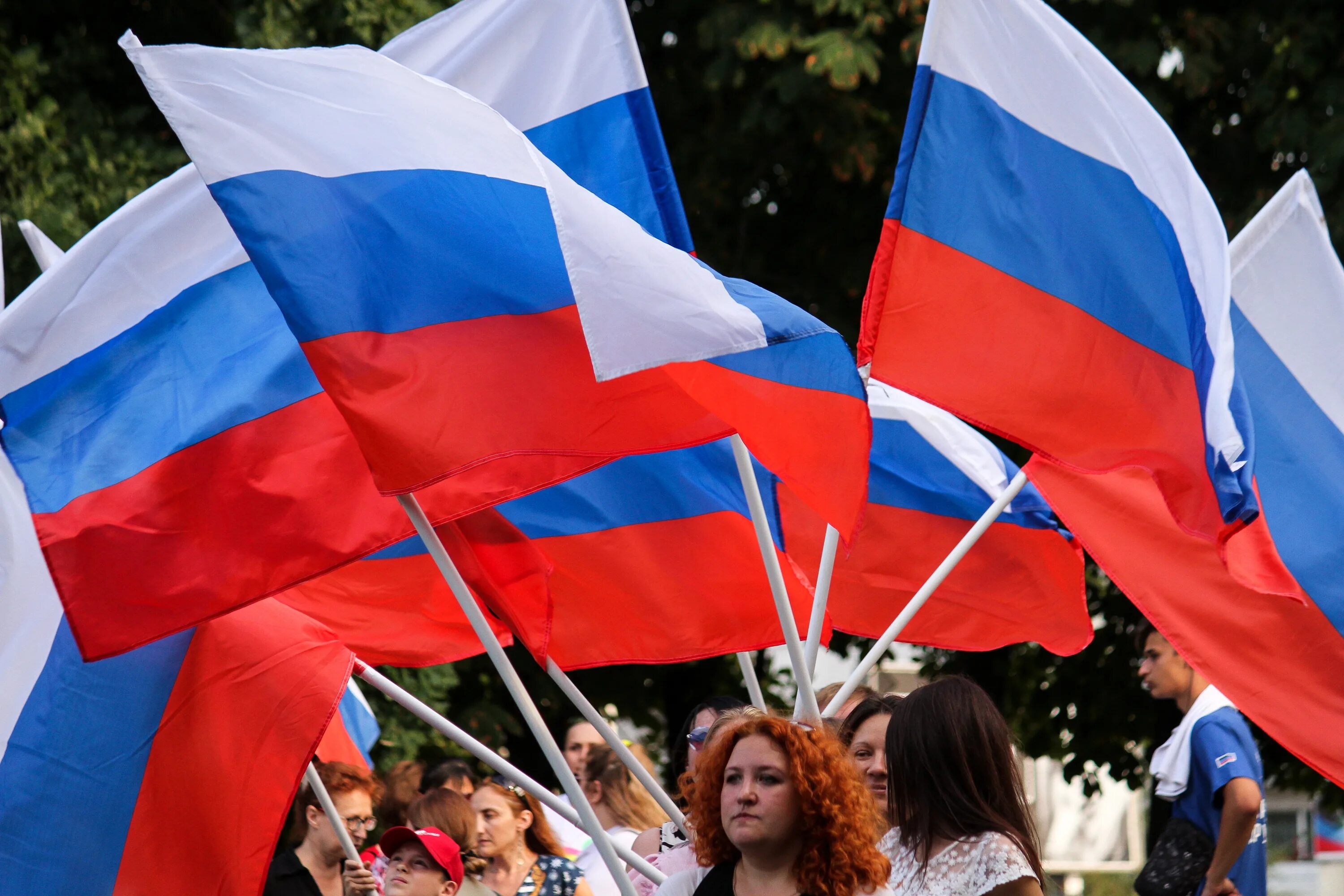 Россия вошла в десятку. День флага. Российский флаг фото. Флаг народного единства. Под флагом России.