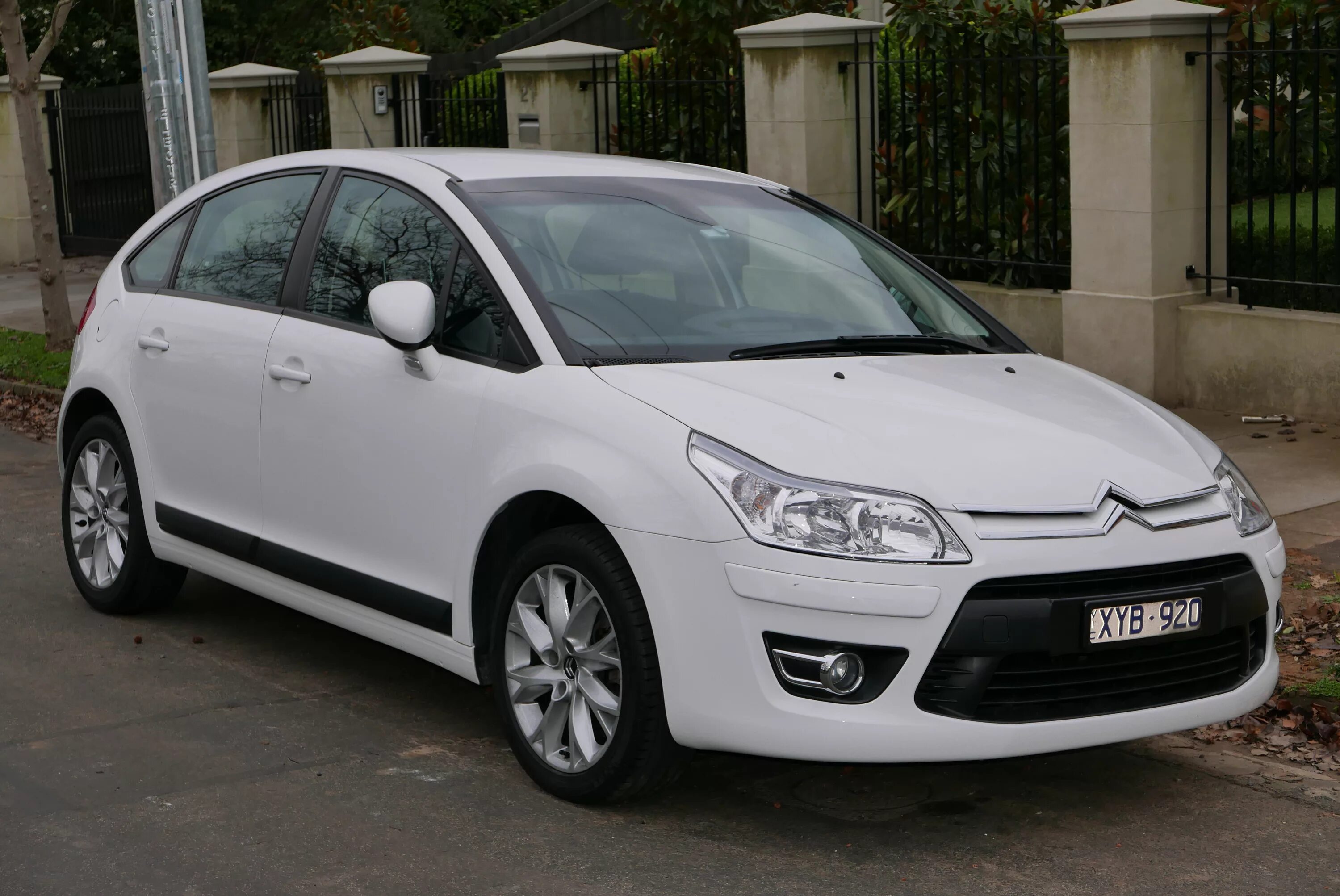 Citroen c4 2010. Citroën c4 хэтчбек 2009. Ситроен с4 седан 2010. Citroen c4 хэтчбек белый. Ситроен ц 4 хэтчбек