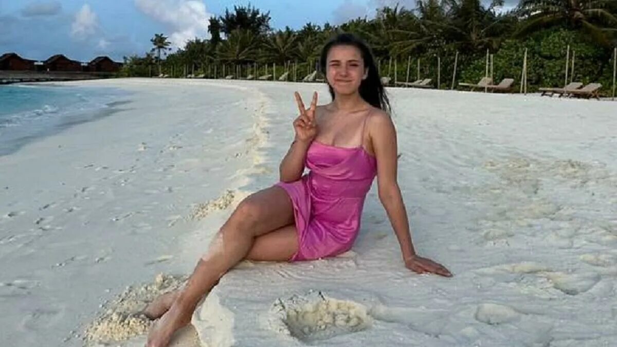 Камила валеева в купальнике. Девушки в купальниках без верха. Камила валиева фото в купальнике на пляже. Каталина денис купальник. Валиева в купальнике.