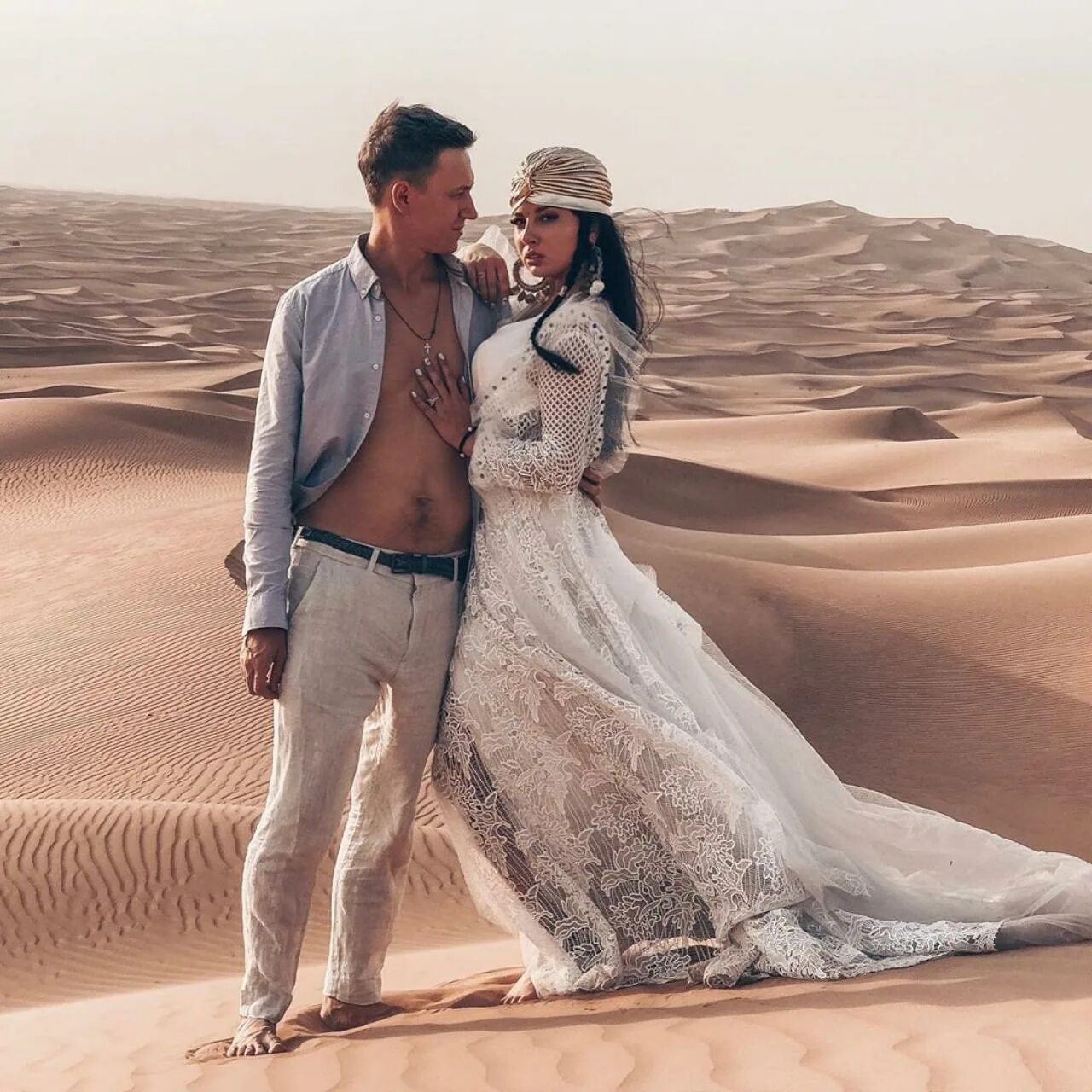 Новый мужчина. Муж Нелли Ермолаевой. Нелли Ермолаева и ее новый бойфренд 2022. Фотосессия пары в пустыне. Фотосессия в пустыне Дубай.