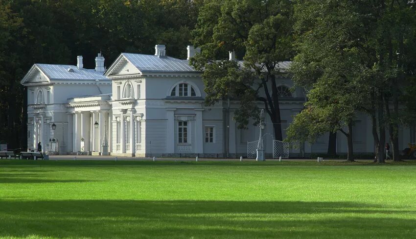 Выставочные залы Конюшенного корпуса Центрального парка культуры и отдыха им. С.