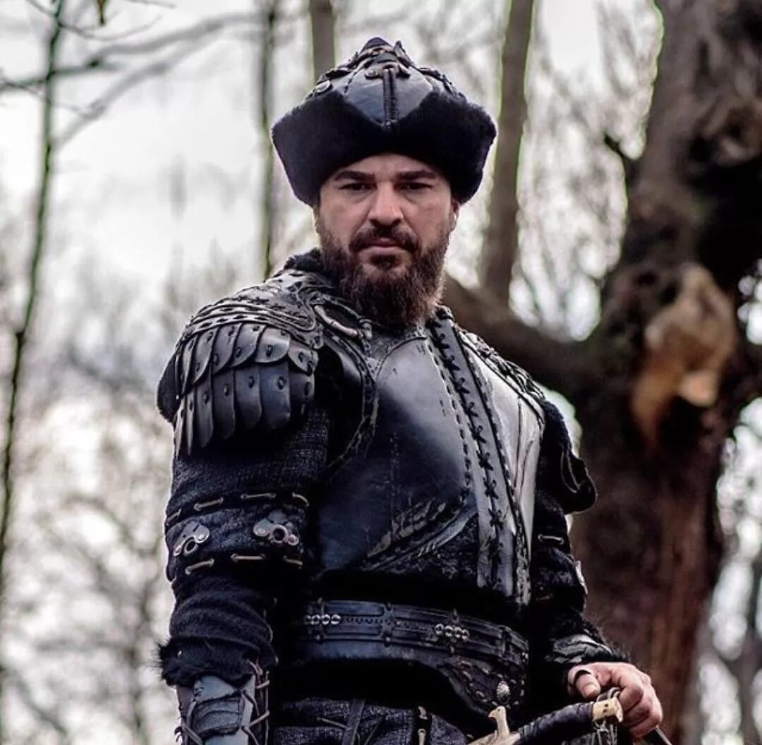 Как зовут эртугрула. Энгин алтан эртугрул. Как зовут эртугрула. Энгин алтан дюзьятан. Энгин алтан эртугрул.