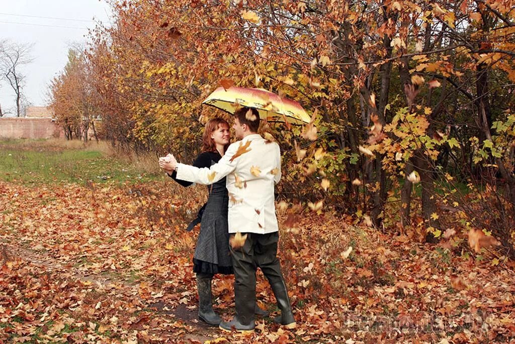 Песня кружит осенний листопад а сердце. Листопад люди. Листья в парке кружатся. Листопад под зонтом. Фотосессия под листопадом.