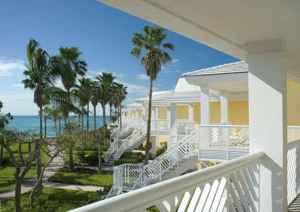 Vacation secret house. Бассейн вечер вилла элитная. Идеальный дом. Огромный розовый отель багамы. Нейплс флорида комьюнити.