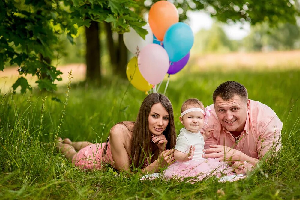 Семейная фотосессия. Семейная фотосессия на природе. Фотосессия на годик на природе летом. Первый годик на природе. Первый семейный день