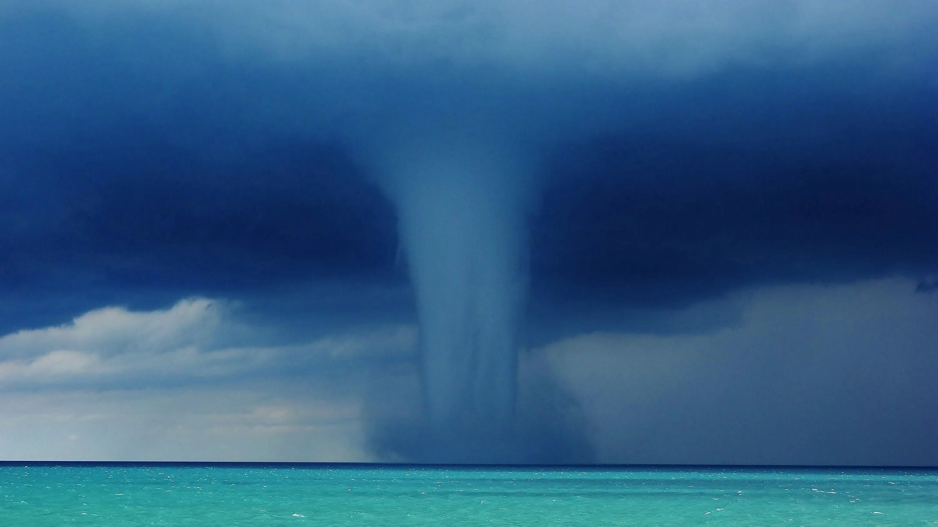 10 явлений воды. Ураган смерч Торнадо. Морское Торнадо. Водяное Торнадо. Торнадо смерч море.