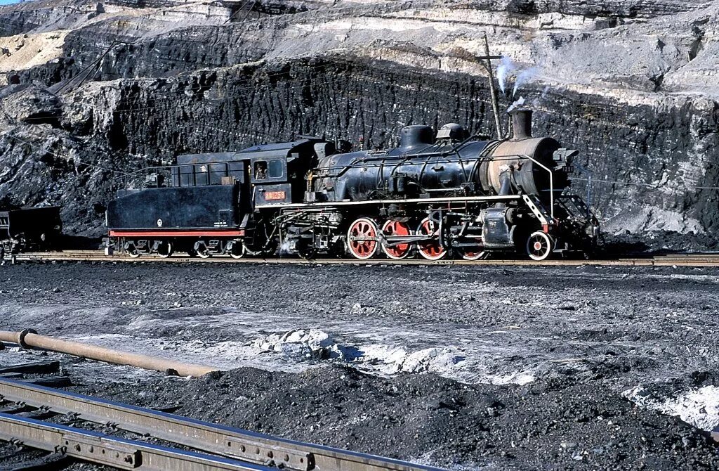Угольный паровоз. Поезд угольный. Паровоз на угле. Паровоз с углем