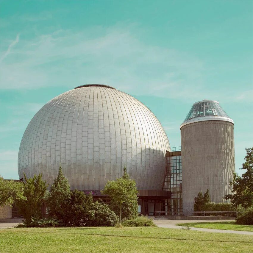 Round building. Планетарий в Берлине. Берлин архитектура. ГДР архитектура. Планетарий архитектура.