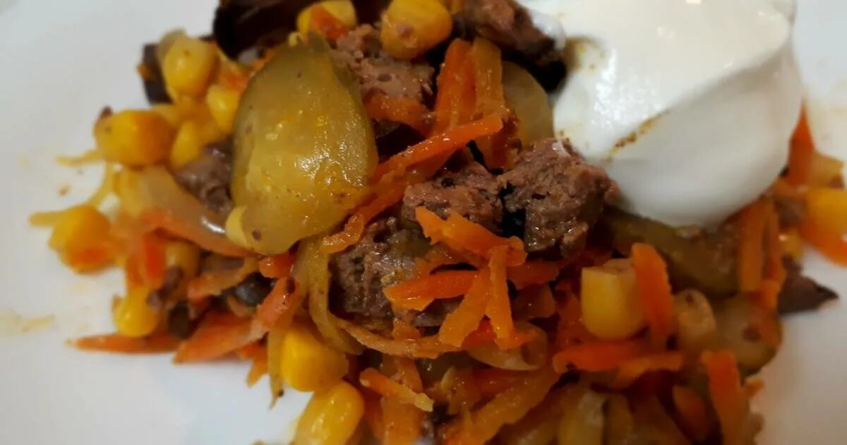 Салат с куриной печенью и жареным луком и морковкой. ПП салат с куриной печенью. Салат с куриной печенью и корейской морковью. Перекрученная печень с луком и морковью.