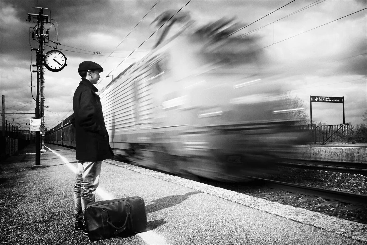 Человек торопится жить. Уходящий поезд. Поезд ушел. Поезд уходящий вдаль. Уходящий поезд фото.