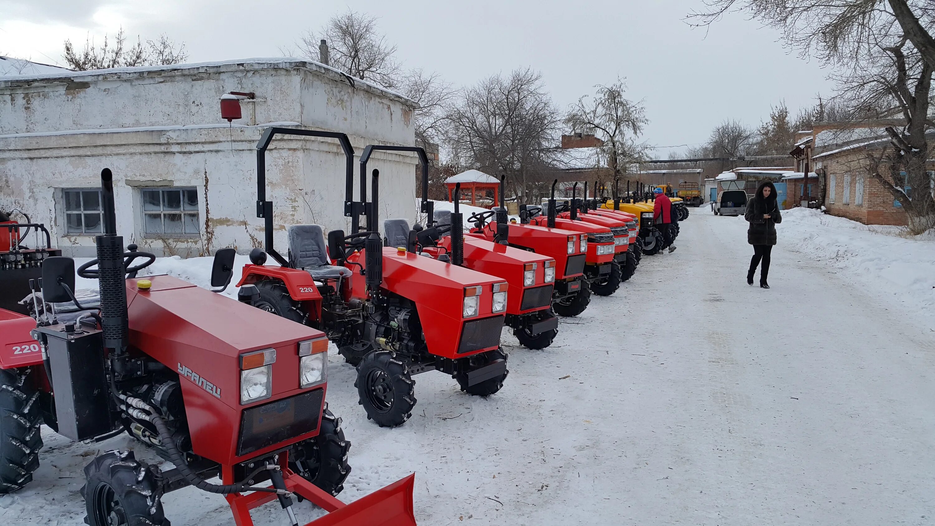 еманжелинск минитрактор уралец. ооо трактор еманжелинск. минитрактор уралец 224 полноприводный. еманжелинск тракторный завод. уралец 220 с кабиной.