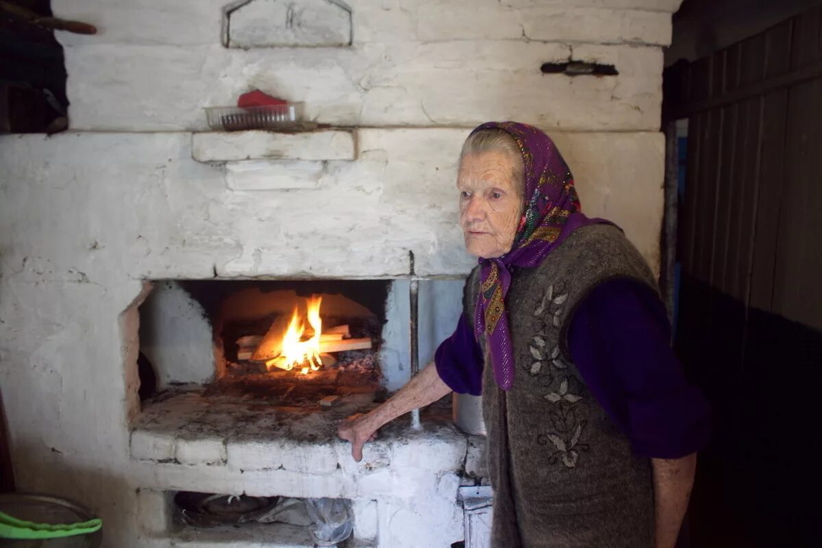 Для отопления сельского дома бабушка. Последний житель деревни.