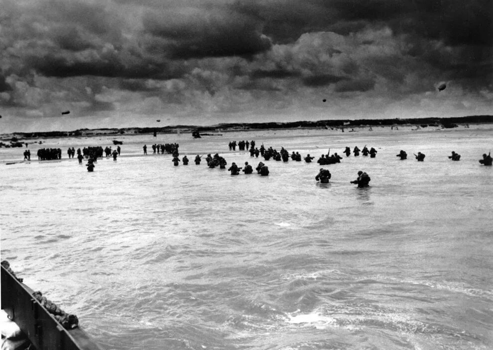 Высадка союзников в нормандии операция. Высадка в Нормандии 1944. Высадка союзников в Нормандии. Операция Оверлорд высадка в Нормандии. Пляж Нормандии 1944.