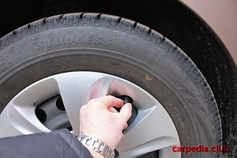 Протяжка колес. Подкачка колес автомобильная. Проверка крепления колеса. Колесо проверка. Подкачка шин давление.