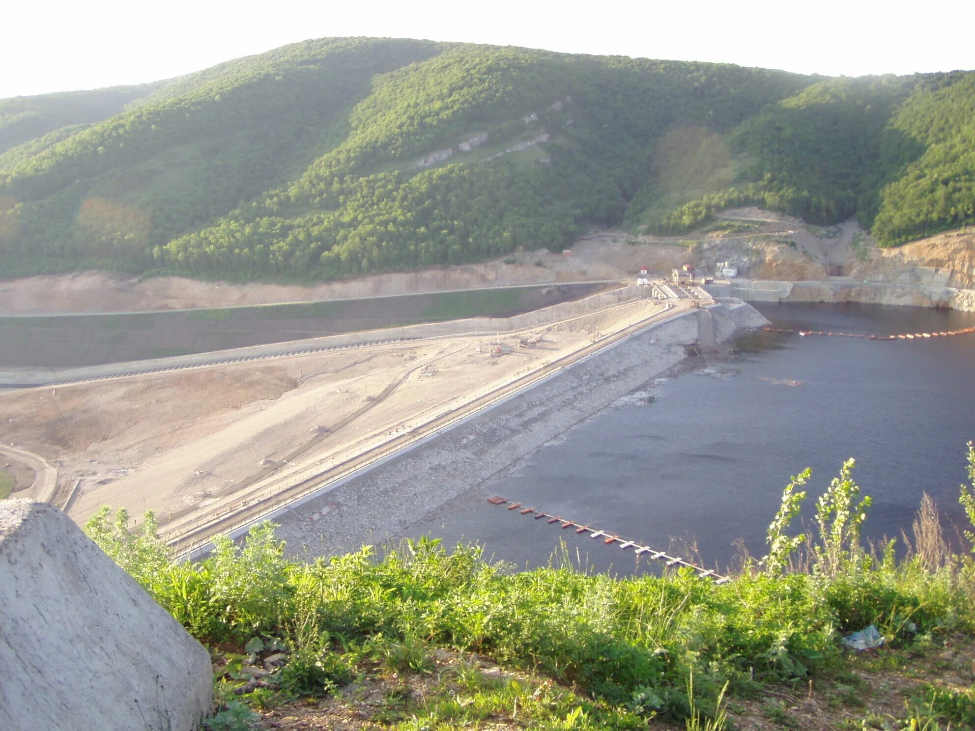 Юмагузинская гэс. Юмагузинское водохранилище плотина. Юмагузинское водохранилище дамба. Уральская дамба водохранилища.