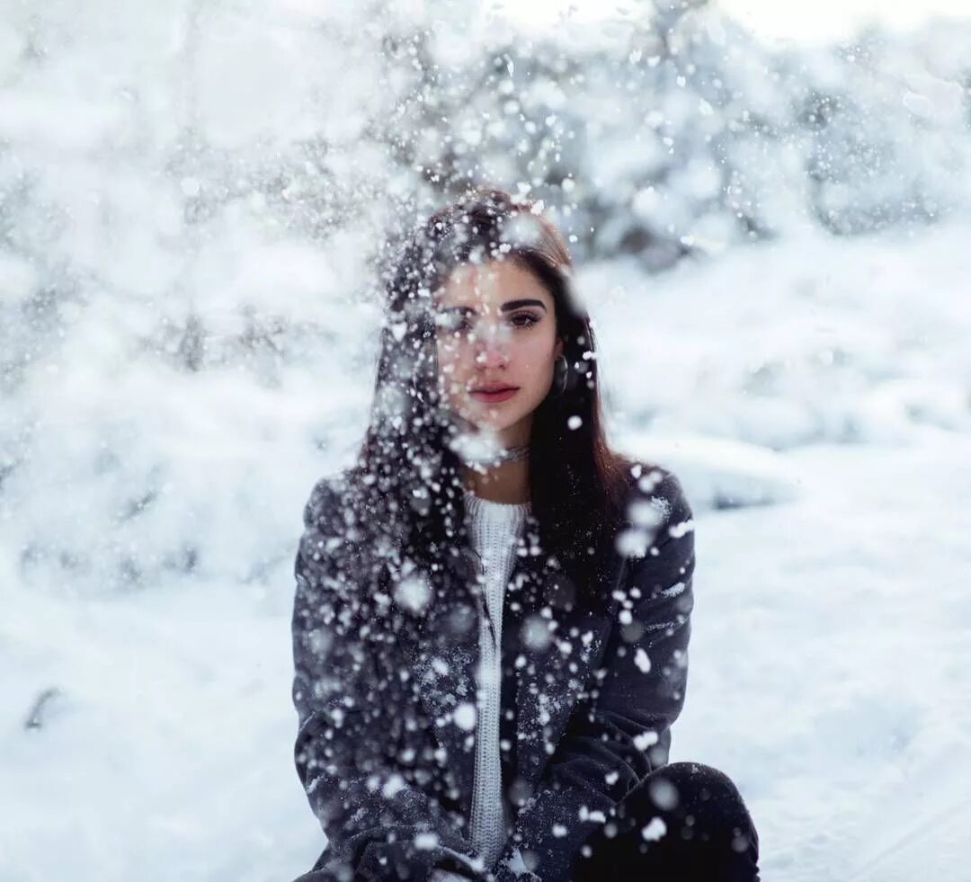 Девушка в снегу. Девушка и снегопад. Фотосессия на снегу. Девушка под снегом