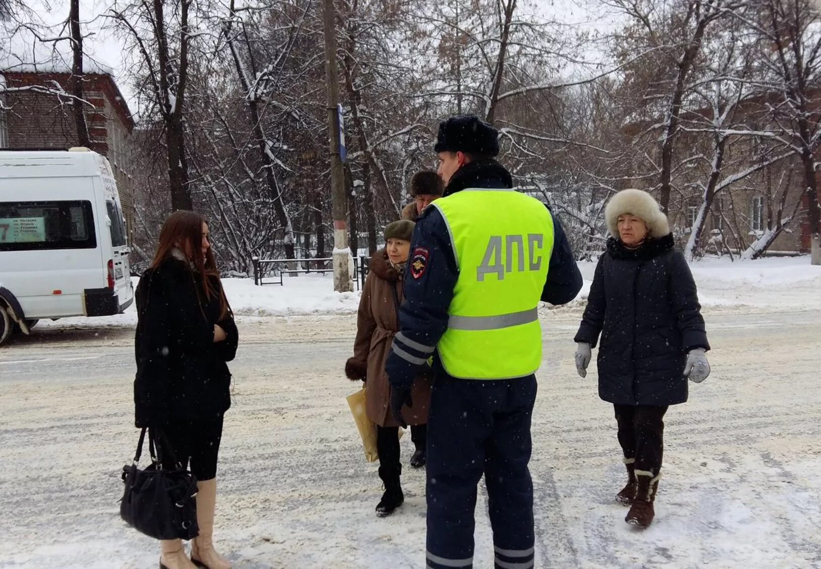 Переход дороги в неположенном месте. Переходит дорогу в неположенном месте. Переход дороги в неположенном месте административное правонарушение. Мальчик перебегает дорогу в неположенном месте. Штраф за неположенный переход дороги