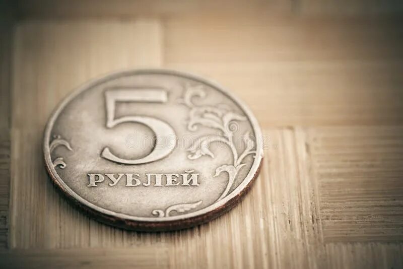 Рубль 5 27. Рубли монеты на столе. 5 Рублевая монета на столе. 5 Rubles монета. Монета рубль Макросъёмка.