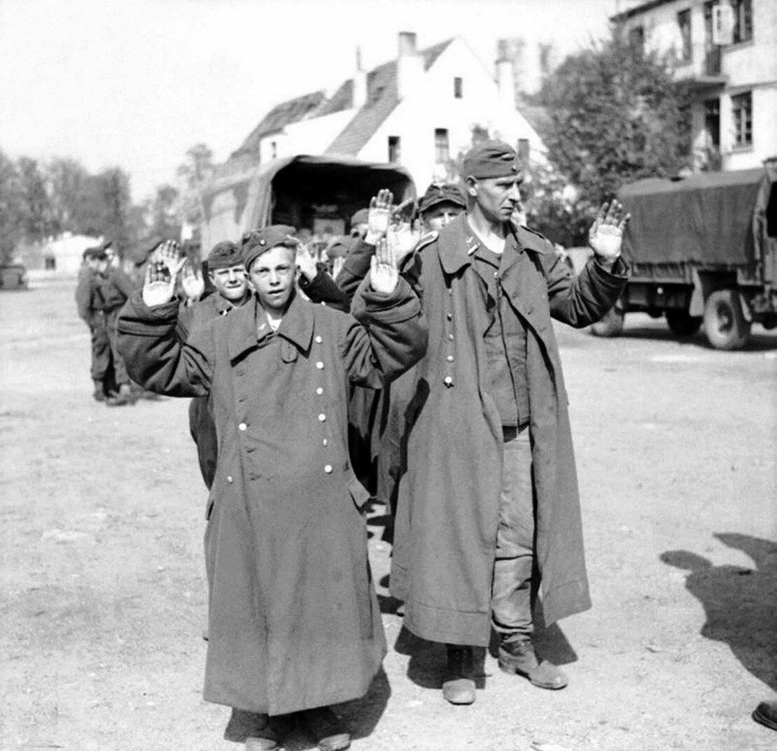 Капитуляция немцев 1945. Пленные солдаты вермахта Берлин. Бремен 1945. Сдавайтесь немецкий народ