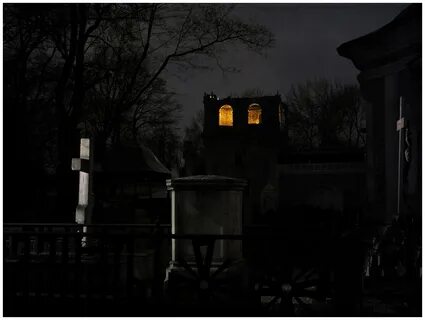 Что делает кладбище ночью