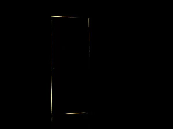 Минусы темноты. Дверь в темноте. Открытая дверь в темноте. Приоткрытая дверь в темноте. Приоткрытая дверь на темном фоне.