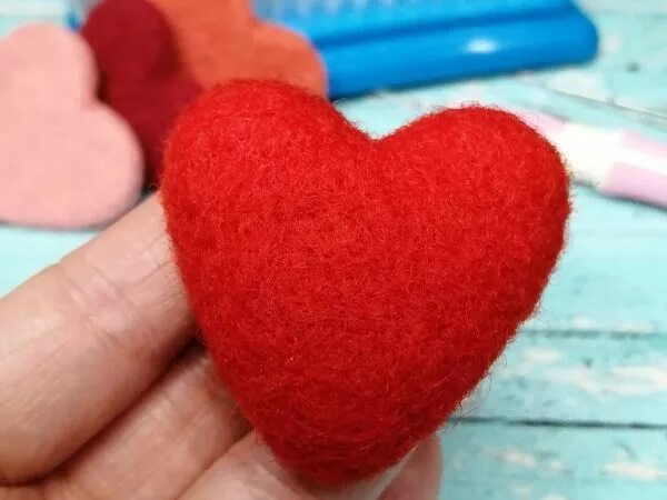 Валяная брошь сердце. Сердечки валяние. Сердечко из шерсти для валяния. Валяние сердечка. Валяние сердечка.