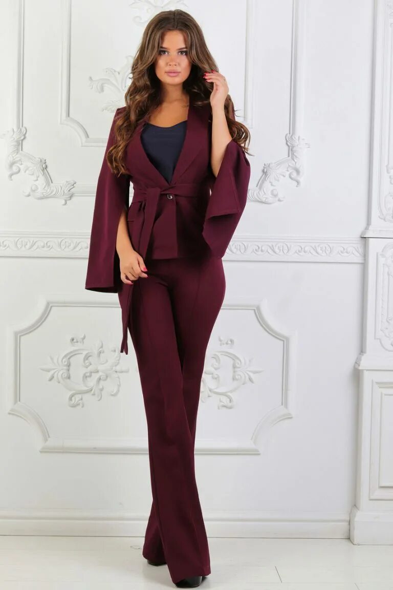 Красивые вечерние комбинезоны. Брючные костюмы для женщин. Комбинезон женский брючный. Фабрика моды брючный костюм бордовый. Летний брючный костюм.