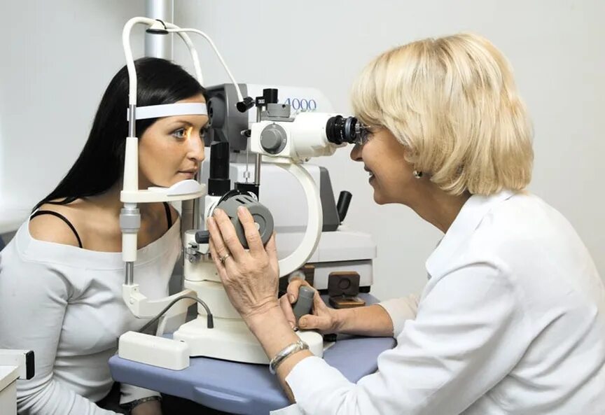 Проверка зрения врач. Биомикроскопия с щелевой лампой. Прием офтальмолога. Окулист. Осмотр офтальмолога.